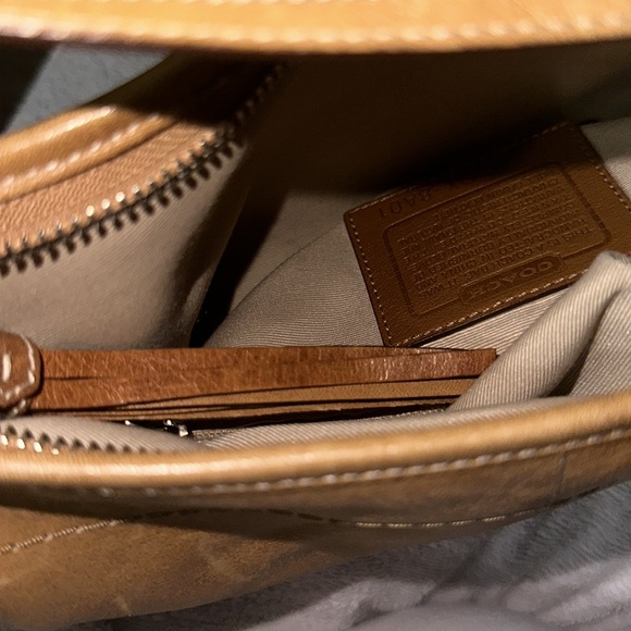 Coach authentic vintage camel tan leather with silver hardware cute lil bag - Picture 12 of 13